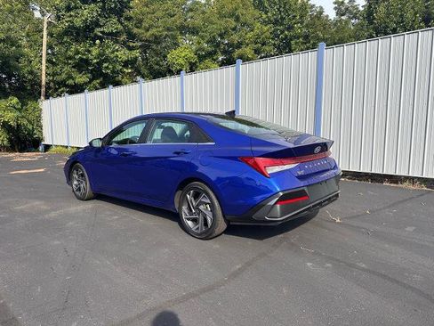 Used 2025 Hyundai Elantra SEL image 2