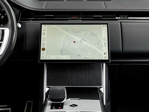 Certified 2025 Land Rover Range Rover SE image 18