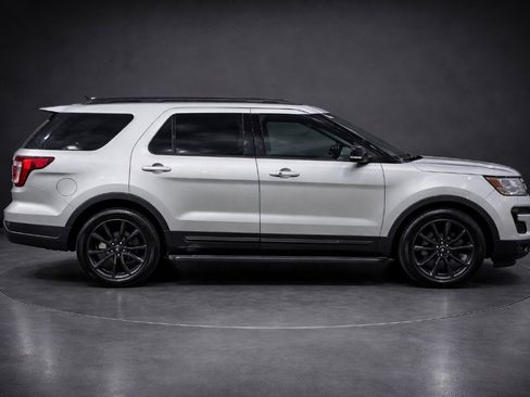 Used 2018 Ford Explorer XLT w/ Equipment Group 202A image 3