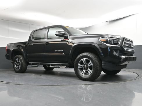 Used 2017 Toyota Tacoma TRD Sport image 28