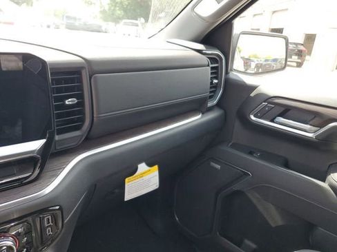 New 2026 GMC Sierra 1500 SLT image 28