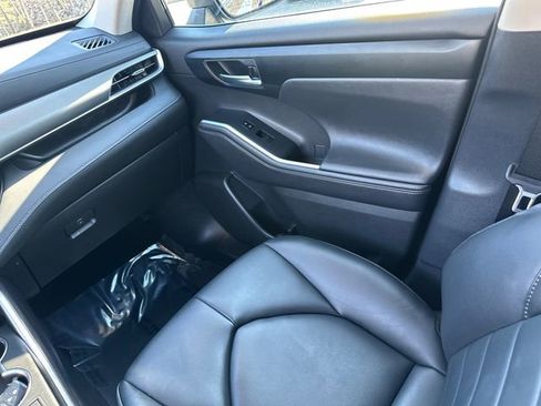 Certified 2024 Toyota Highlander XLE AWD/4WD image 27
