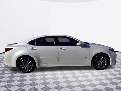 Used 2017 Lexus ES 300h w/ Navigation System Package image 6