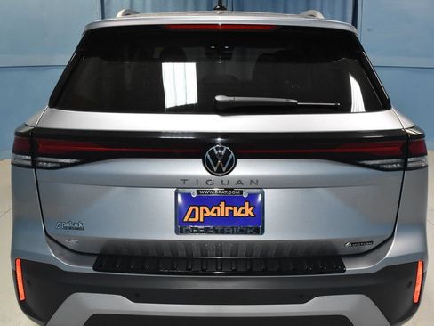 Used 2025 Volkswagen Tiguan SE AWD/4WD image 26