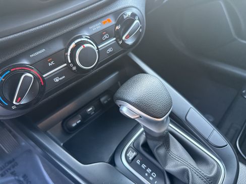 Used 2025 Kia Soul LX w/ LX Technology Package FWD image 19