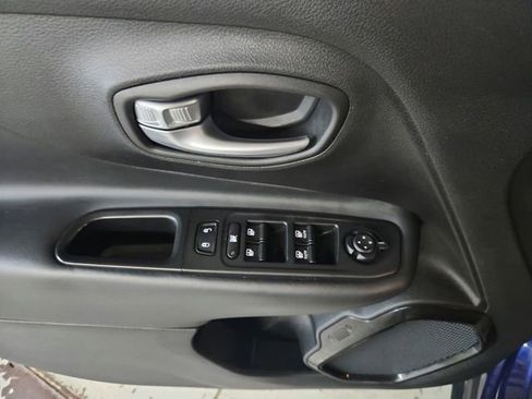 Used 2017 Jeep Renegade Altitude AWD/4WD image 15
