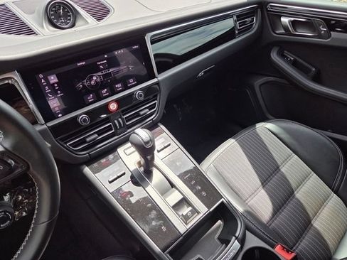 Used 2025 Porsche Macan Turbo AWD/4WD image 34