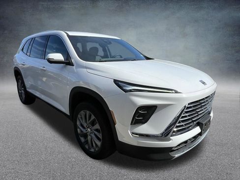 Used 2025 Buick Enclave Preferred image 3