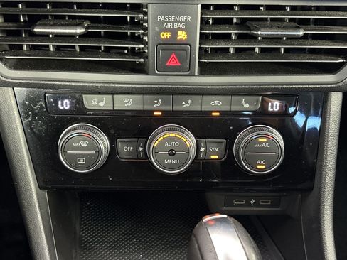 Used 2021 Volkswagen Jetta SE w/ SE Cold Weather Package FWD image 27