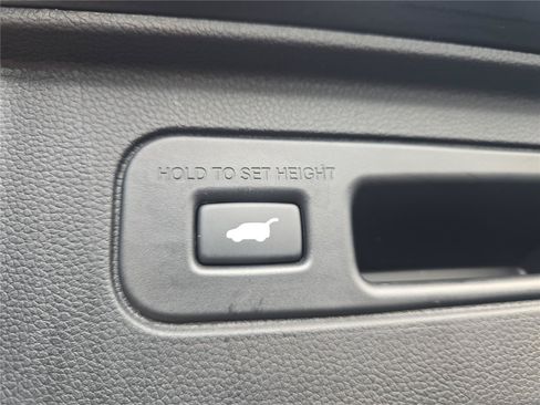 Used 2025 Honda Pilot Touring image 8