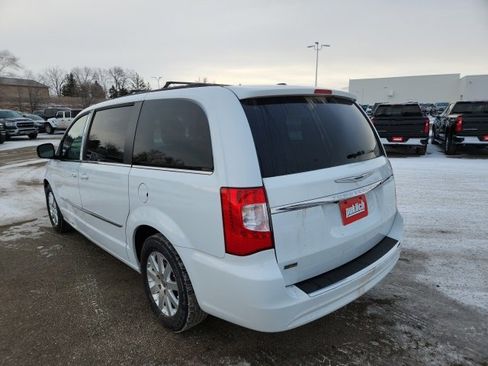 Used 2016 Chrysler Town & Country Touring image 5