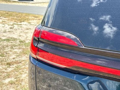Used 2022 Chrysler Pacifica Touring-L w/ S Appearance Package FWD image 9