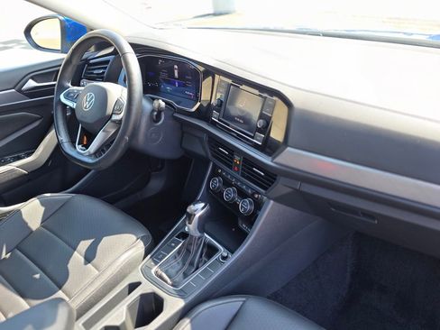 Used 2024 Volkswagen Jetta SE FWD image 9