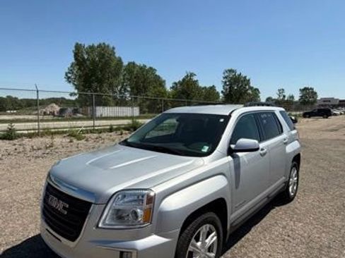 Used 2017 GMC Terrain SLE w/ Convenience Package FWD image 2