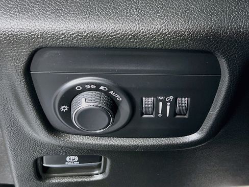 Used 2023 Jeep Grand Cherokee Altitude AWD/4WD image 10