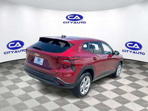 Used 2025 Chevrolet Trax LS w/ LS Convenience Package FWD image 4