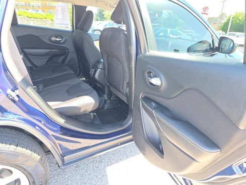 Used 2015 Jeep Cherokee Latitude w/ Cold Weather Group AWD/4WD image 8