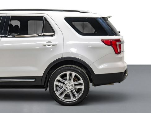 Used 2016 Ford Explorer XLT w/ Equipment Group 202A FWD image 11