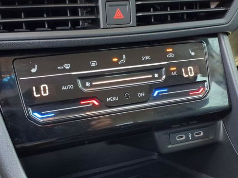 Certified 2025 Volkswagen Jetta SE FWD image 28