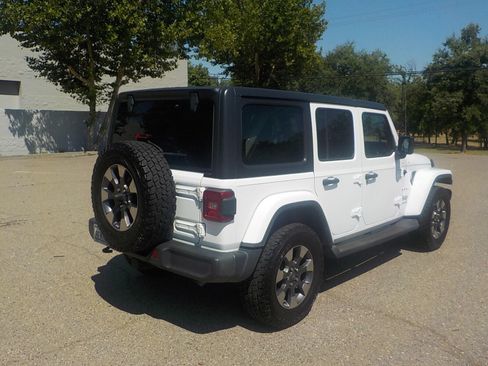 Used 2018 Jeep Wrangler Unlimited Sahara AWD/4WD image 5