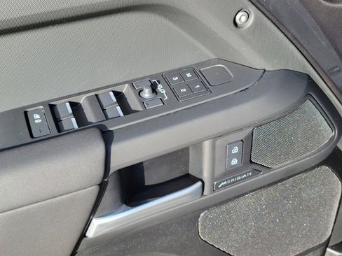 Used 2025 Land Rover Defender 110 S image 28