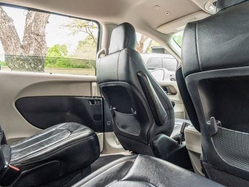 Used 2019 Chrysler Pacifica Touring-L image 40