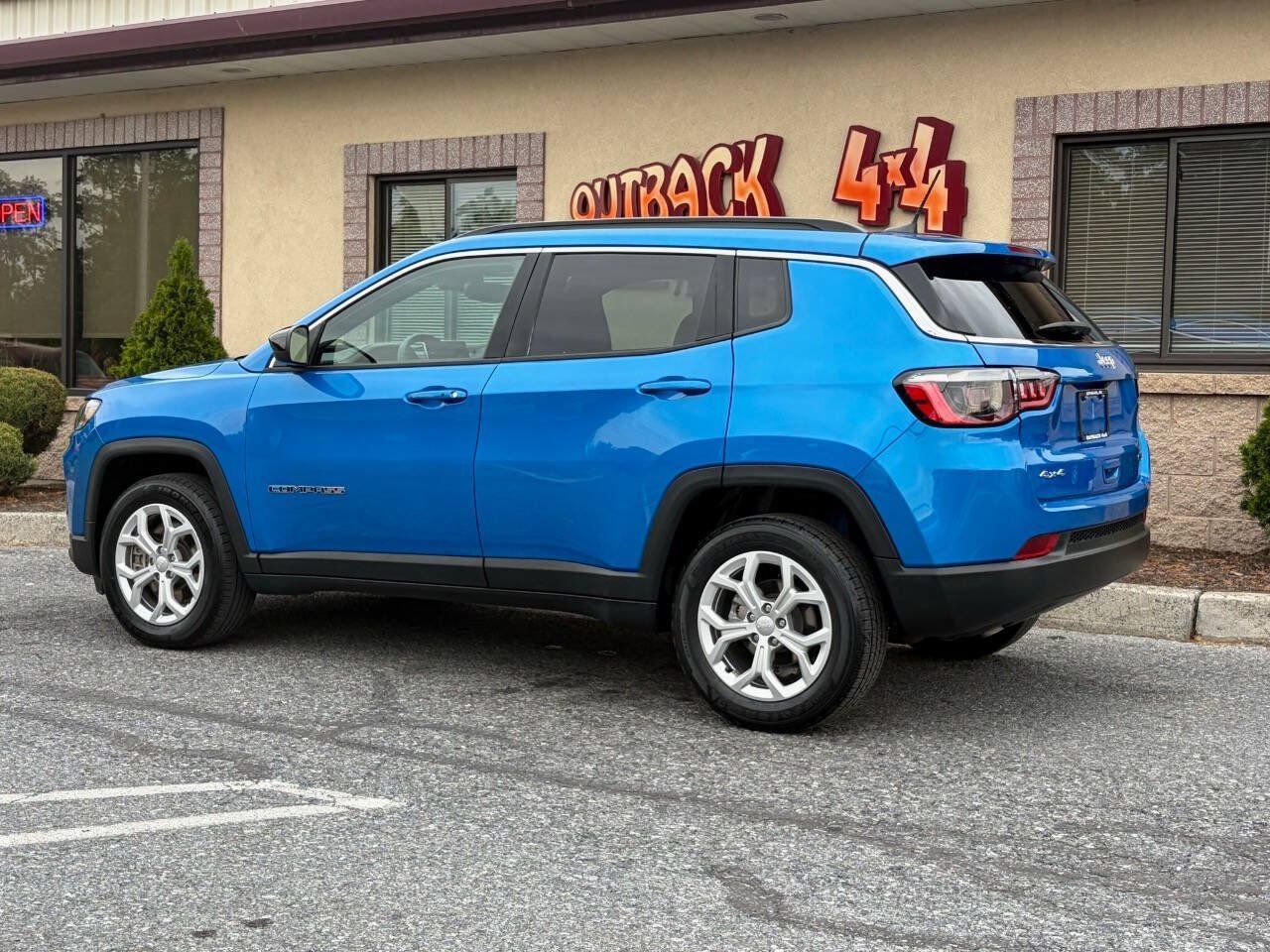 Used 2024 Jeep Compass Latitude AWD/4WD image 4