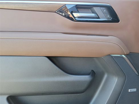 Used 2025 Chevrolet Suburban High Country AWD/4WD image 17