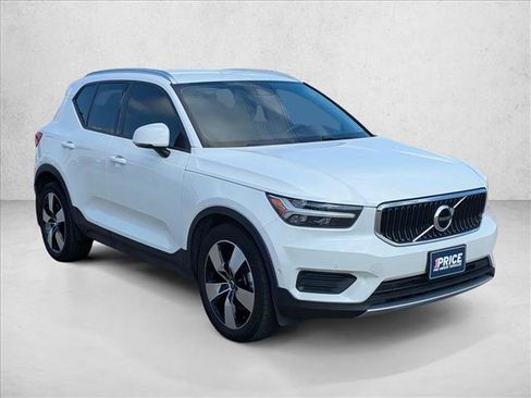 Used 2019 Volvo XC40 T5 Momentum image 3