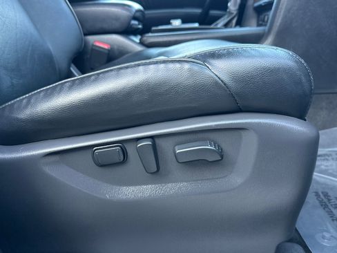 Used 2023 Nissan Armada SL w/ Captain's Chairs Package image 25