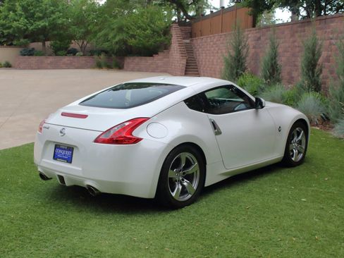 Used 2009 Nissan 370Z Touring RWD image 5