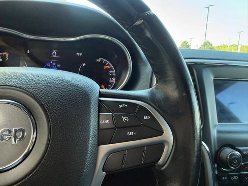 Used 2019 Jeep Grand Cherokee Laredo AWD/4WD image 23