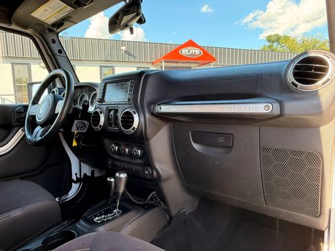 Used 2015 Jeep Wrangler Unlimited Sahara w/ Connectivity Group AWD/4WD image 23