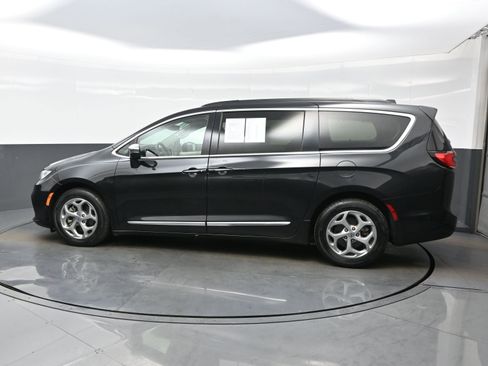 Used 2022 Chrysler Pacifica Limited FWD image 3