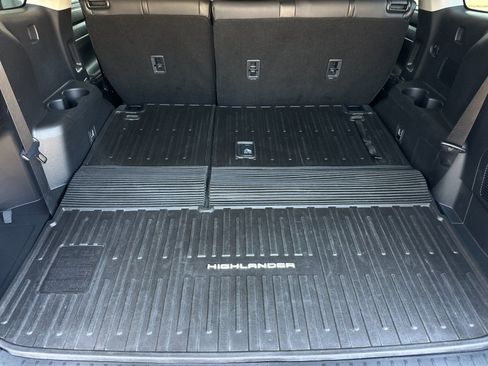 Used 2021 Toyota Highlander XLE AWD/4WD image 15