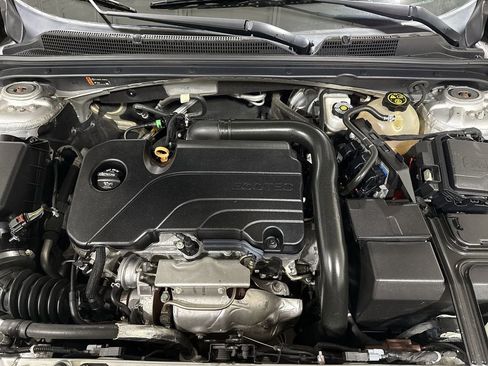 Used 2019 Chevrolet Malibu LT w/ Leather Package FWD image 24