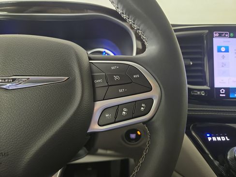 Used 2023 Chrysler Pacifica Limited FWD image 16