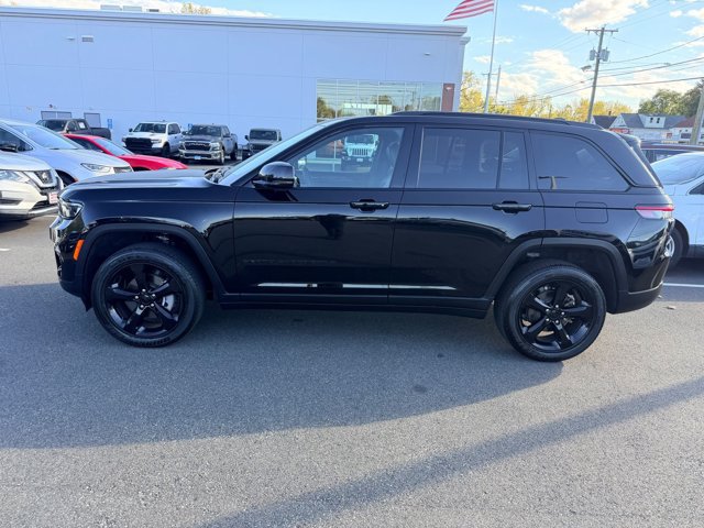 Used 2024 Jeep Grand Cherokee Altitude AWD/4WD image 4