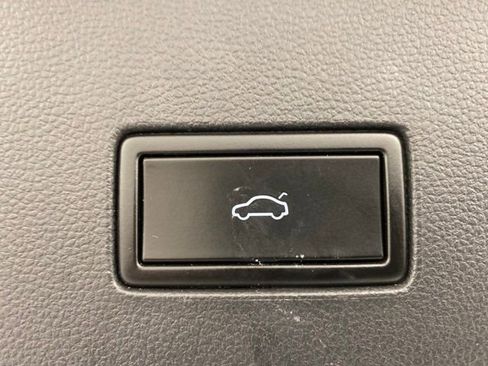 Used 2020 Volkswagen Atlas Cross Sport SEL image 33