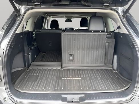 Used 2020 Toyota Highlander XLE AWD/4WD image 37
