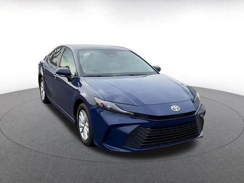 Used 2025 Toyota Camry LE image 3