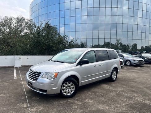 Used 2009 Chrysler Town & Country LX image 4
