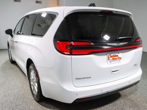 Used 2023 Chrysler Pacifica Touring-L image 9