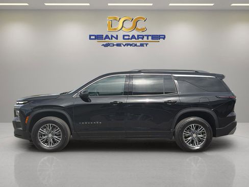 Used 2025 Chevrolet Traverse LT AWD/4WD image 2