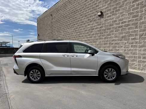 Used 2021 Toyota Sienna XLE w/ XLE Plus Package AWD/4WD image 5