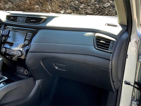 Used 2018 Nissan Rogue SV image 15