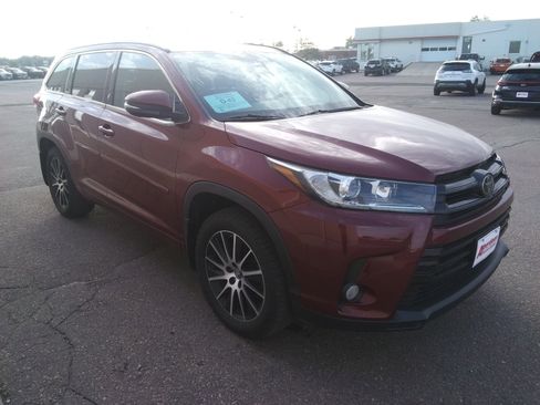 Used 2017 Toyota Highlander AWD V6 image 4
