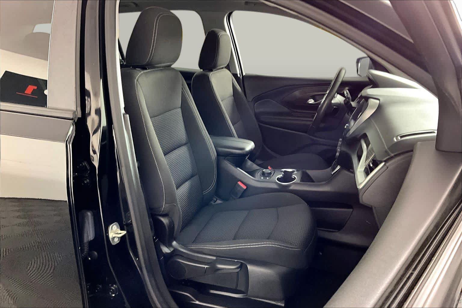 Used 2024 GMC Terrain SLE w/ Driver Convenience Package FWD image 9