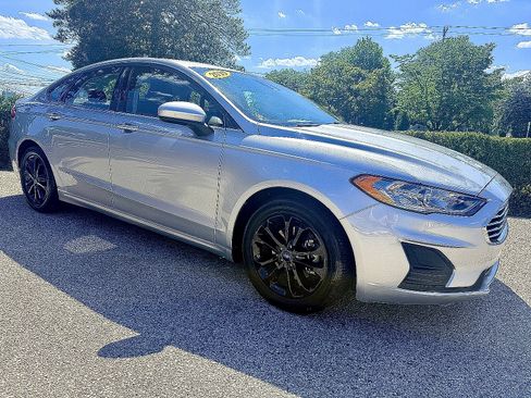 Used 2019 Ford Fusion SE FWD image 2