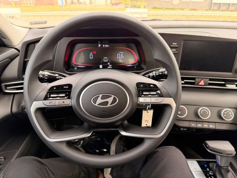 Used 2025 Hyundai Elantra SE FWD image 13
